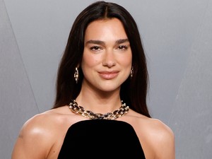 Dua Lipa pucérfelsőjénél rég láttunk izgalmasabbat, csupán gombok takarják az énekesnő testét