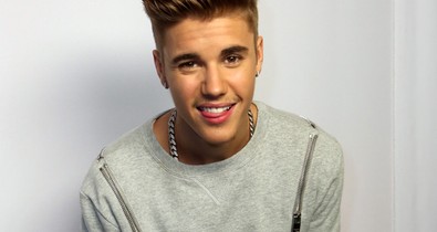 Justin Bieber egy random lány után nyomoz az interneten!