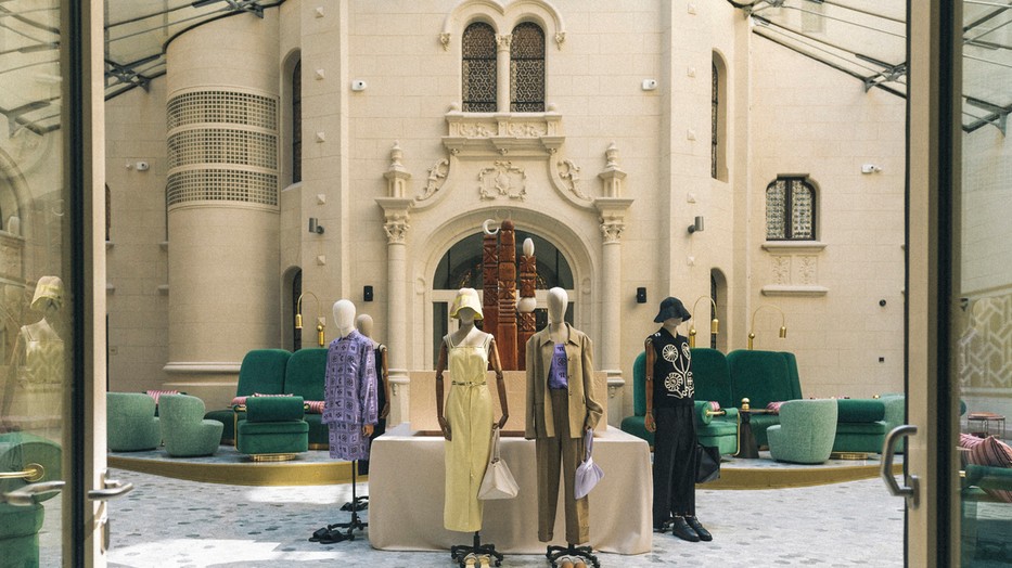 Nanushka installáció a W Budapest hotell halljában