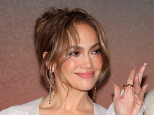 Jennifer Lopez álomszép ruhája lesz a nyár nagy kedvence, fillérekért szerezheted be!