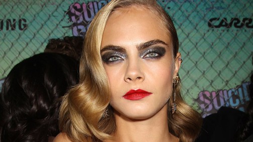 Cara Delevingne nagyon furcsa ruhában a Suicide Squad vörös szőnyegén