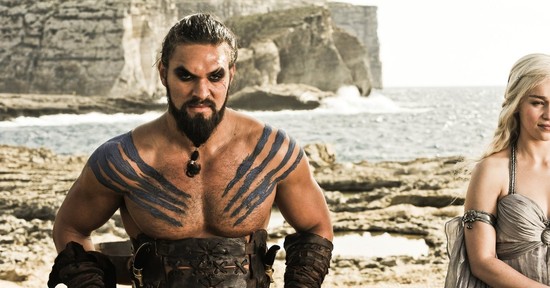 Emilia Clarke és Jason Momoa minden egyes szexjelenetük előtt zokogtak a Trónok harca forgatásán