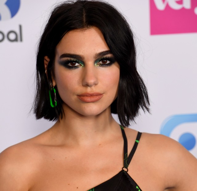 Dua Lipa új hajszínétől a fodrászok kirohannak a világból