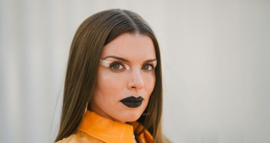 Julia Fox kivágott ruhája egyszerre hátborzongató és gyönyörű