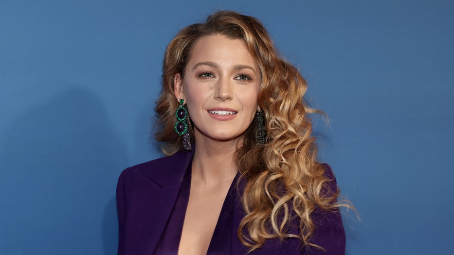 Blake Lively kirobbanó formában, villantós szettben mutatja be, mi a szezon legmenőbb színe
