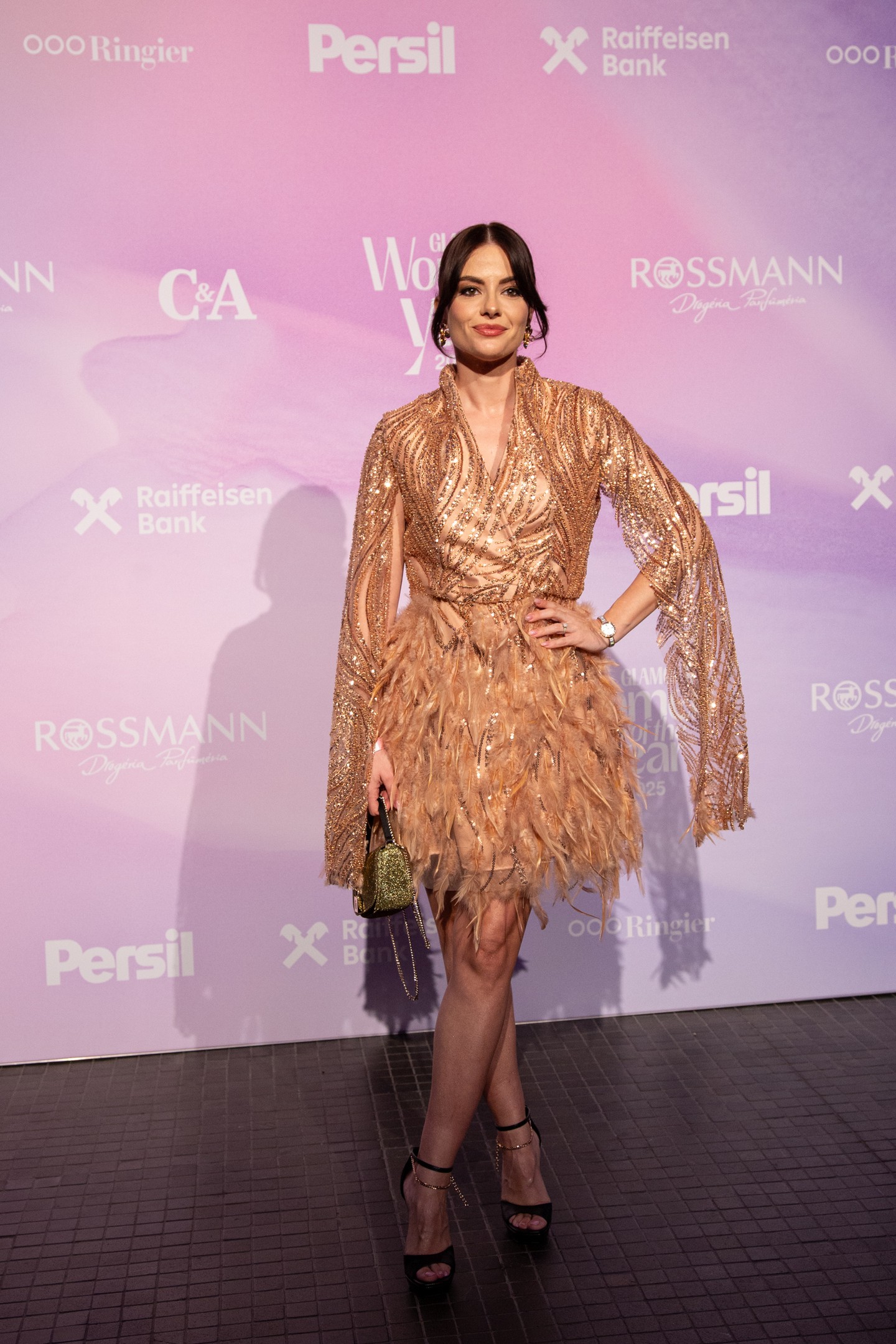 Lola a lélegzetelállító, tollakkal és flitterekkel díszített NRN Privée kreációjában szó szerint beragyogta a gálát. 