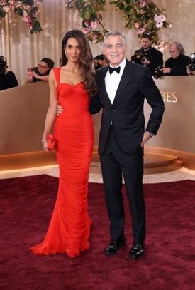 George és Amal Clooney is a régi hollywoodi csillogást hozták a 2026-os Golden Globe-gála vörös szőnyegére, ami valljuk be, elképesztően jól áll nekik.
