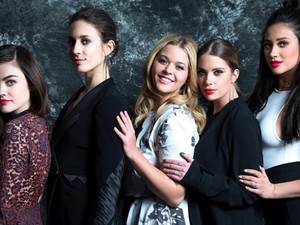 El sem hisszük, de a Pretty Little Liars sztárja ott lesz a KIRÁLYI ESKÜVŐN!