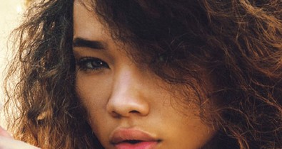 Justin Bieber is modellel jár