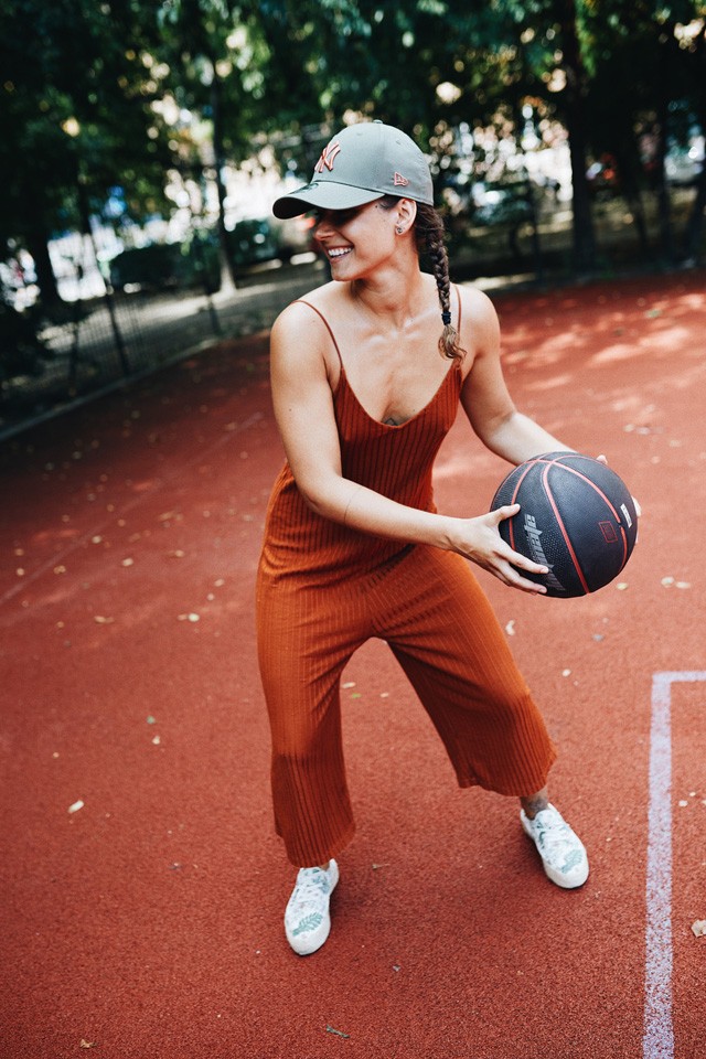 Kozák Alexandra kezeslábasban kosarazik, ezentúl mi is csak ilyen ilyen szettben fogunk sportolni