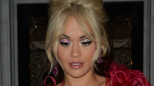 Rita Ora második napja öltözik madárnak: ez még az előzőnél is durvább
