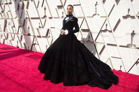 Billy Porter 2019-ben a férfi öltözködés határait döntögető, hatalmas estélyiben lépett a vörös szőnyegre / Fotó: Northfoto