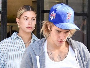 Hailey Baldwin egy szál túlméretezett ingben flangál Justin Bieberrel