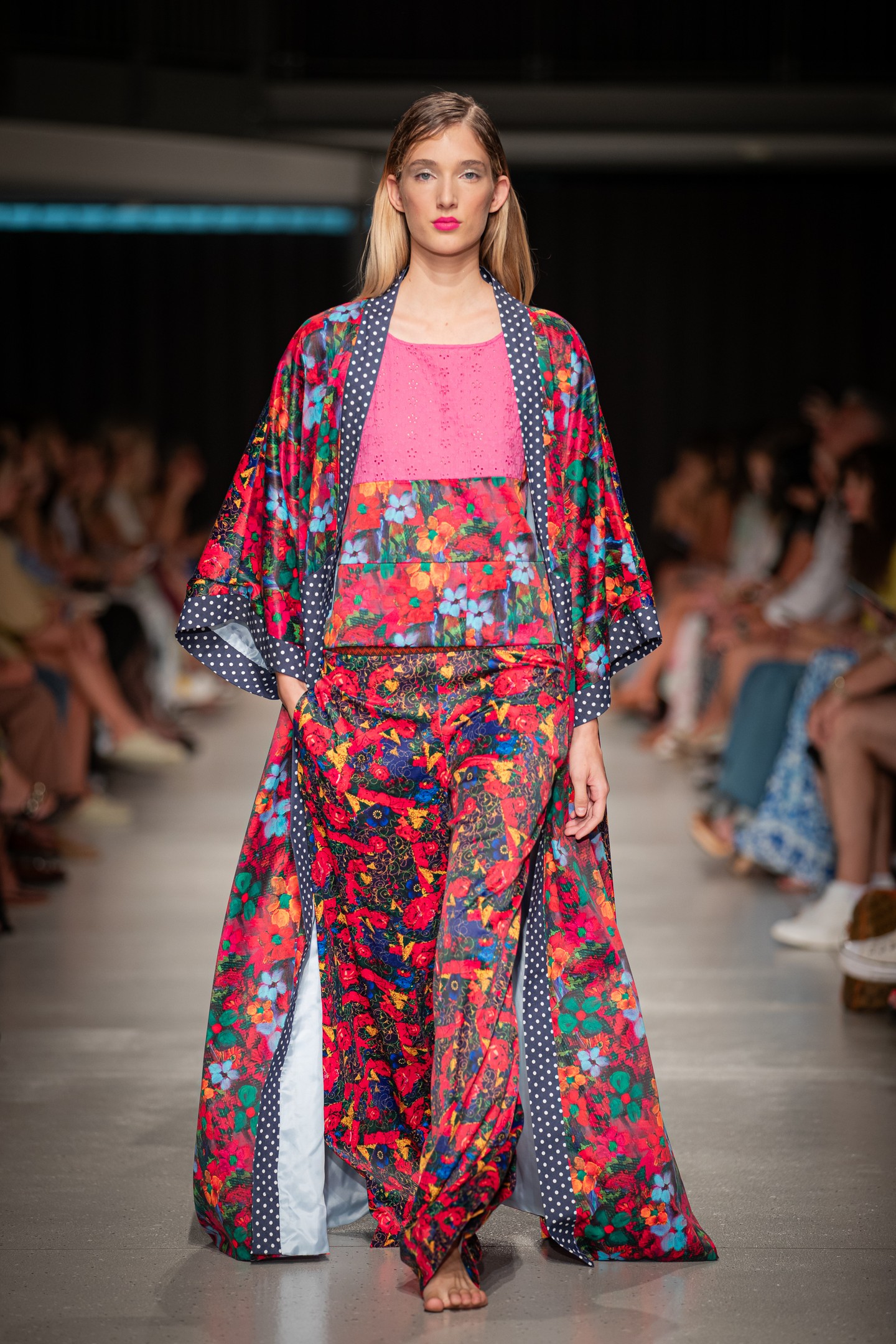 Romani Design 2025 tavasz-nyár kollekciójának bemutatója a BCEFW divathéten