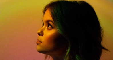 Nagy Bogi énekesnő lezser eleganciával indítja a hetet