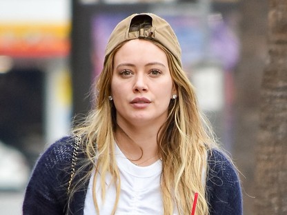Hilary Duff az utcán smink nélkül, laza szettben, mosolyogva köszönti az új évet