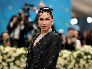 Dua Lipa a világ legapróbb bikinijében lázadt fel a tél ellen