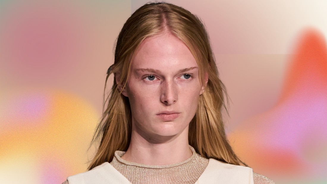 A rohanó világban a bőrápolás is versennyé vált: több termék, gyorsabb hatás, kevesebb türelem. Pedig a bőr valódi megújulása nem a laborban, hanem a természetben kezdődik.