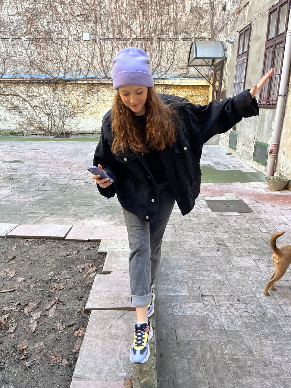 Cseri Hanna stílusos,  laza szettjét bárki megirigyelné