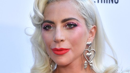 Lady Gaga egy szexi takarítónő ruhájának modern változatába bújt