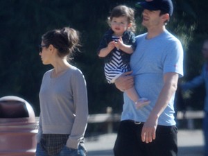 Ritka pillanat! Mila Kunis és Ashton Kutcher együtt sétálnak kislányukkal, Wyattel