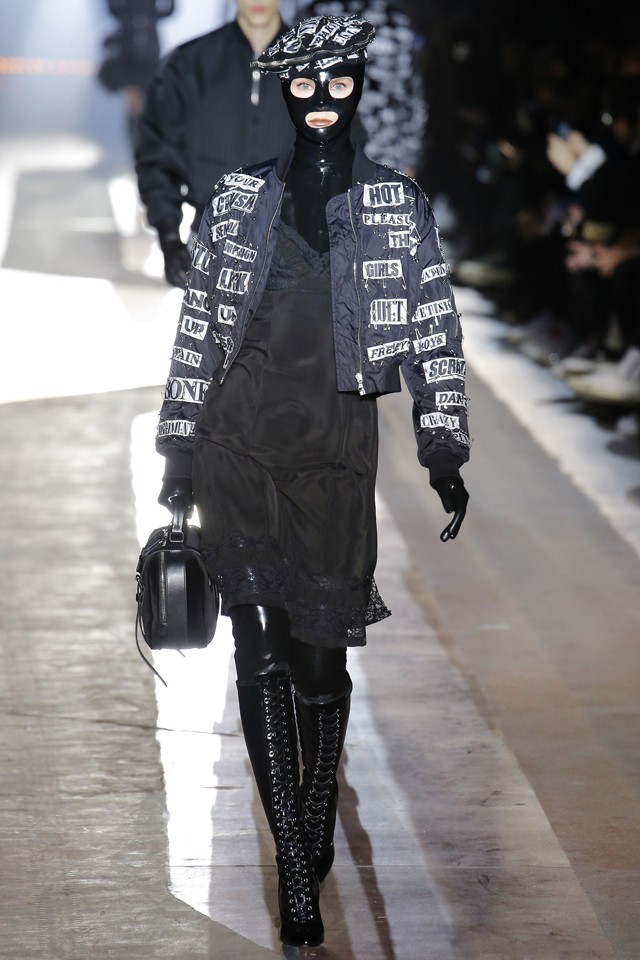 A Moschino a világ legnagyobb fétisbuliját tartotta a kifutón