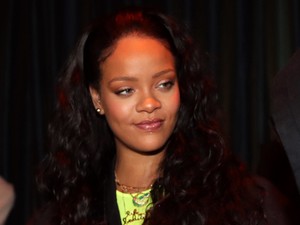 Rihanna megint magasról tett a szabályokra: felszabadító reklámmal jelentkezett