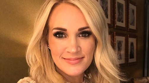 Brutális balesete óta először mutatta meg arcát Carrie Underwood!