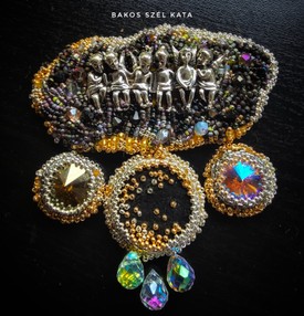 Mostanra, ha valaki azt mondja, csodásak az ékszerei, már nem az a válasza, hogy „áh, dehogy!”, hanem büszkén vállalja: igen, azok!