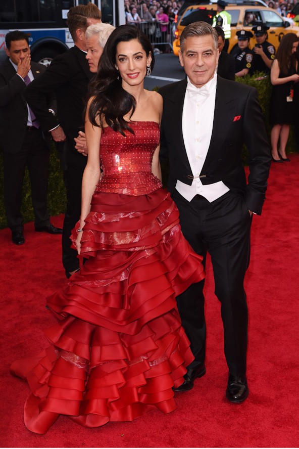 Amal Clooney egy John Galliano által tervezett Maison Margiela ruhában.