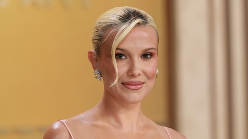 Millie Bobby Brown élete egyik legmerészebb ruhájában tündökölt, csak úgy árad belőle a meztelenség