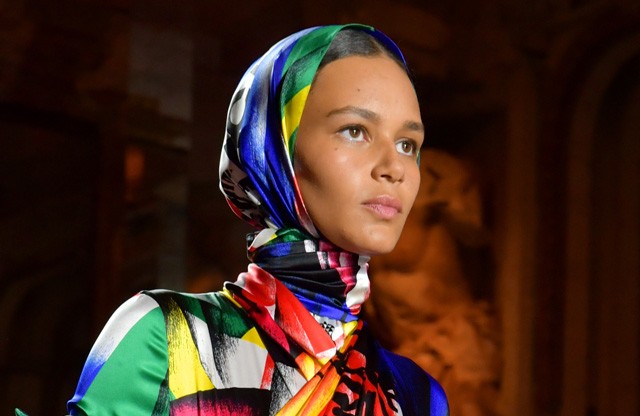 Kendő a Versace kifutóján