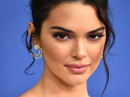 Kendall Jenner úgy fest ebben a szőrgombóc ruhában, mint a Szörny Rt. Sulley-ja