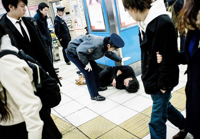 Sokkolóan őszinte fotósorozatot készített részeg emberekről ez a fotós!