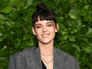 Kristen Stewart pucérruhája a meztelenség definíciója, gyakorlatilag egy szál bugyiban lépett ki az utcára
