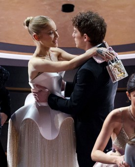 Ariana Grande és szerelme, Ethan Slater kezdetben féltve óvták magánéletüket a nyilvánosságtól, az utóbbi időben azonban egyre nyíltabban felvállalják, hogy mit éreznek egymás iránt. 