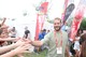 Kenderesi Tamás élvezte a népszerűséget, boldogan pacsizott a szurkolókkal / Fotó: Pozsonyi Zita