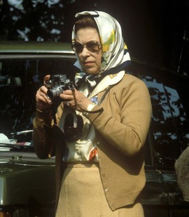  1982-ben II. Erzsébet királynő szintén a Royal Windsor Horse Show-n ritkán látható hobbijának hódol, fotóz, természetesen Hermés kendőben
