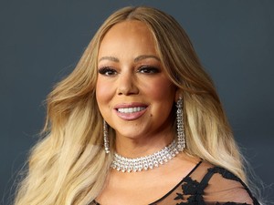 Az 56 éves Mariah Carey pucérruhája nem sokat hagy a képzeletre, azonnal ellopta a show-t a vörös szőnyegen
