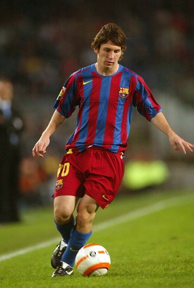 Lionel Messi - Messi karrierje 18 évesen egy robbanásszerű nemzetközi áttörés fázisában járt. Ekkor szerezte meg az első felnőtt gólját a FC Barcelona csapatában, és U20-as világbajnoki címet nyert az argentin válogatottal. (2005)