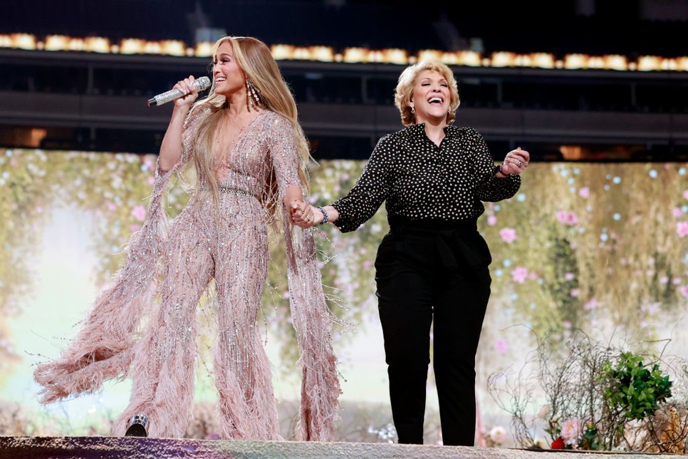 JLo egy gyönyörű Zuhair Murad overálban a színpadon, ahol édesanyja, Guadalupe is tiszteletét tette egy közös dal erejéig.