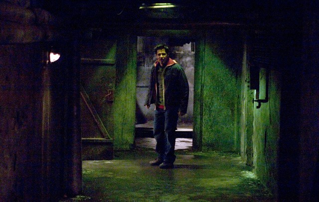 Motel (2005) - Na, ez az a film(sorozat), amire nehéz lenne rávenni, hogy újra megnézzem. Számomra a Motelek annyira sokkolóak voltak, hogy még a mai napig fel tudnék idézni néhány undorító jelenetet (sajnos). Na, de miről is szól? Néhány egyetemista hátizsákos útra indul Európába. Egy fiatal srác út közben ráveszi őket, hogy látogassanak el vele egy szlovák faluban lévő motelba. A szálló tele van gyönyörű lányokkal, a fiúk természetesen ki is szúrnak maguknak két nőt. Az ismerkedés túl könnyen megy, ami már önmagában is elég gyanús. A két srác utazása rémálommá válik, de vajon túlélik a kínzókamrát?