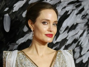 Ez lenne Angelina Jolie bosszúruhája? Így tündökölt, miután fény derült Brad Pitt új kapcsolatára