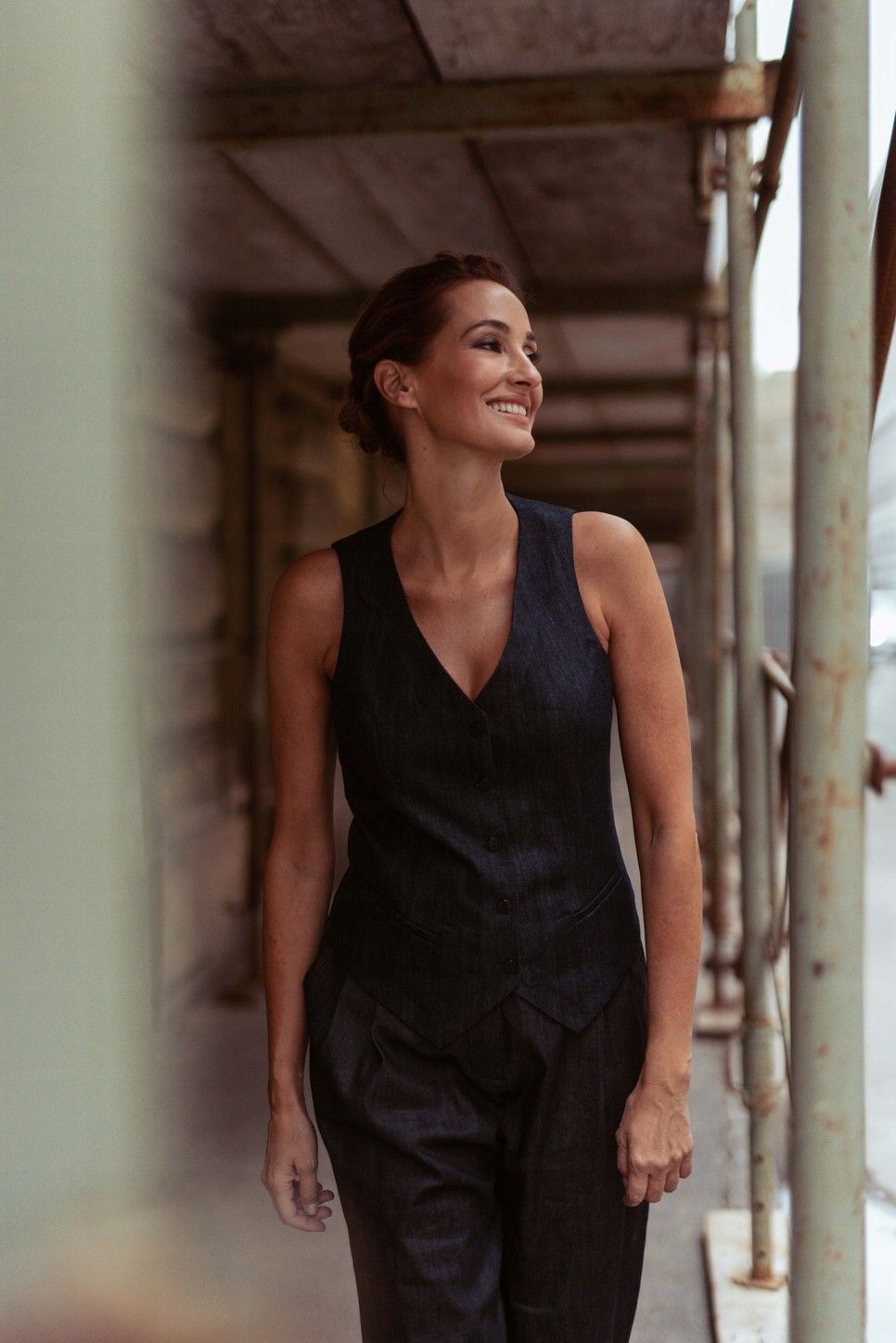 A kollekcióban a sötétkék, a világoskék, a fehér szín és a csíkok dominálnak