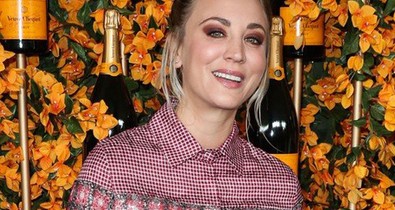 Három hónappal vállműtétje után Kaley Cuoco úgy edz, hogy nekünk is fáj