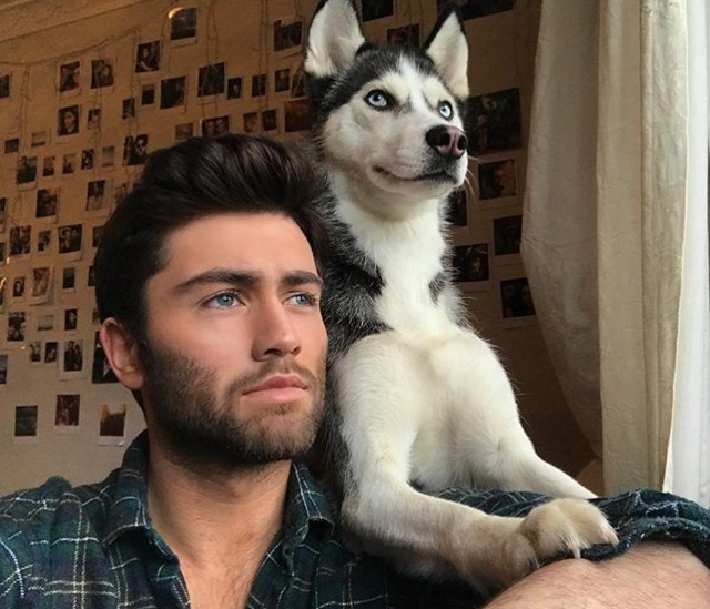 Ez a kutyus gazdája minden arckifejezését leutánozza, mi pedig nem bírunk betelni velük!