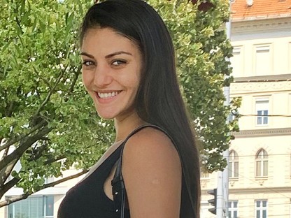 Kulcsár Edina ma bevetette ´popsitakarós´ táskáját