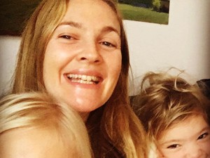 Drew Barrymore a világ legédesebb videóját osztotta meg kislányáról és kutyusukról!