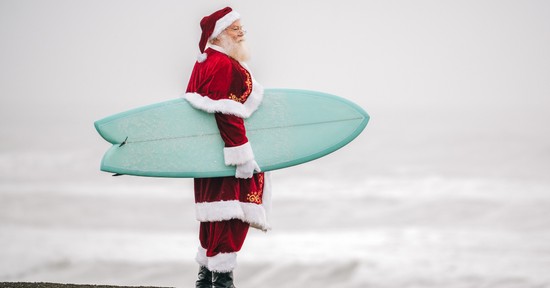 Szörfdeszkán érkezik a Télapó, ilyen az ausztrálok és az ausztráliai magyarok karácsonya