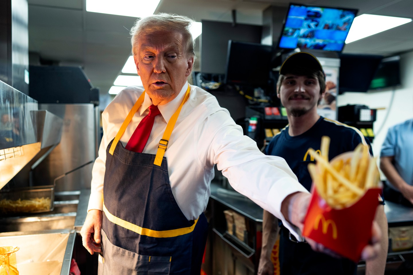 A republikánus elnökjelölt a pult mögött dolgozik egy kampányeseményen egy McDonald's étteremben 2024. október 20-án, Feasterville-Trevose-ban, Pennsylvania államban.